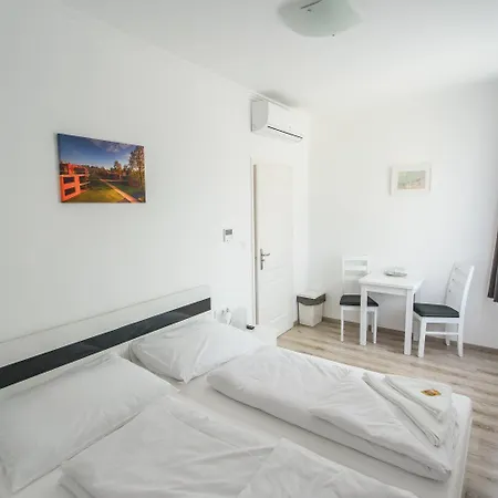 فندق مبيت وإفطار Bl Garden Panzio بالاتوليلّي