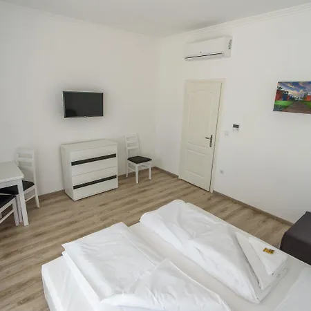 Bl Garden Panzio לינה וארוחת בוקר