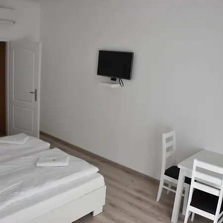 לינה וארוחת בוקר Bl Garden Panzio בלטונללה