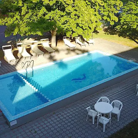 Bl Garden Panzio לינה וארוחת בוקר בלטונללה