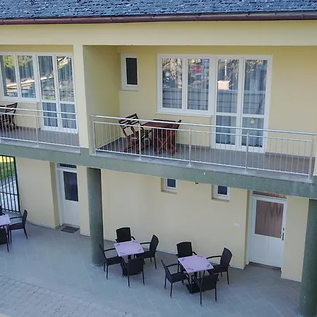 לינה וארוחת בוקר Bl Garden Panzio 4*