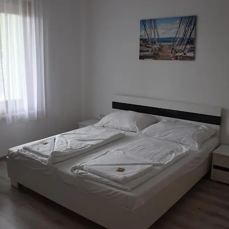 לינה וארוחת בוקר Bl Garden Panzio 4*