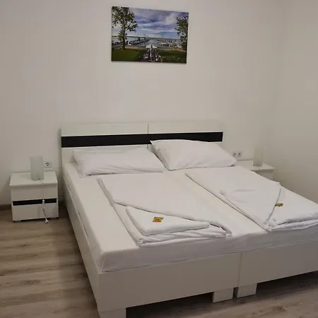 Bl Garden Panzió Alojamento de Acomodação e Pequeno-almoço Balatonlelle