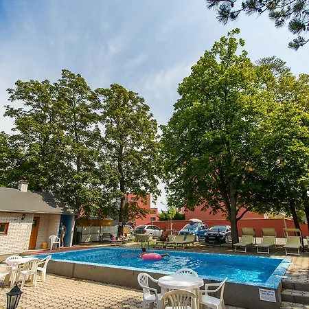 Bl Garden Panzio לינה וארוחת בוקר 4*