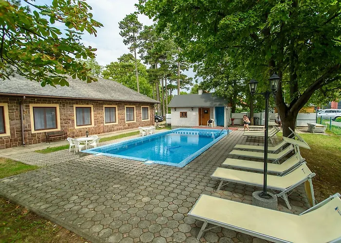 לינה וארוחת בוקר Bl Garden Panzio